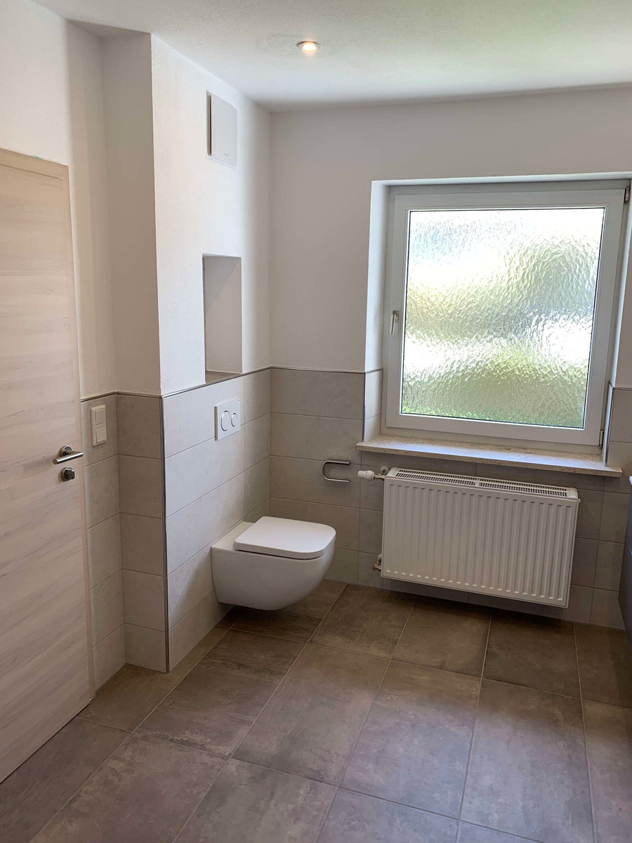 eckige moderne Toilette von Florian Ell Sanitär