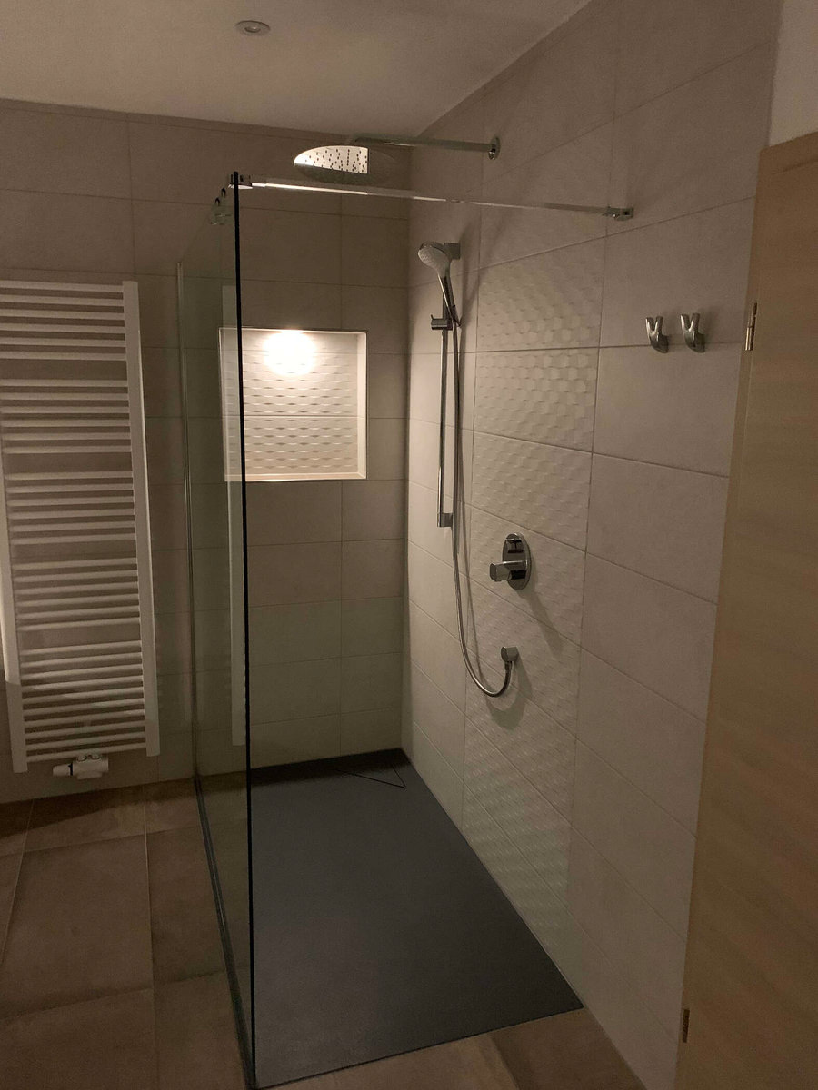 beleuchteter Würfel in der Duschwand integriert