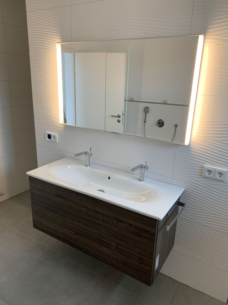 Waschbecken mit Licht von Florian Ell Sanitär - Heizung - Kundendienst