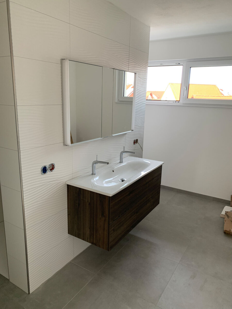 modernes Waschbecken von Florian Ell Sanitär - Heizung – Kundendienst
