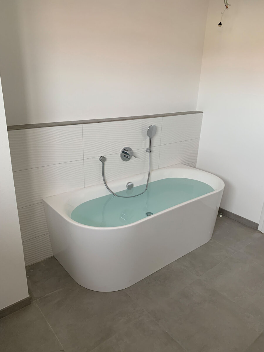 weiße Badewanne von Florian Ell Sanitär - Heizung – Kundendienst